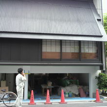 真照寺の南側は、現在、階下部分が改装のもようで、工事中です。