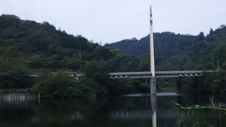 森と湖畔の公園中央広場