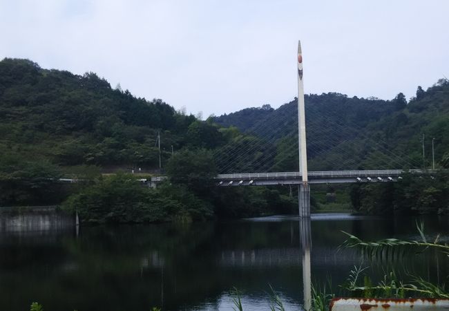 森と湖畔の公園中央広場