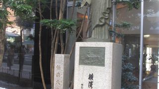 元町・中華街駅の2番出口を出てすぐの場所の建物寄りの場所にあります