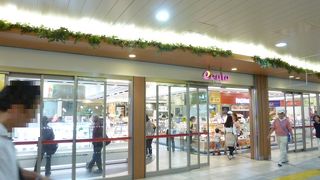 改札内にユニクロや書店まであります。