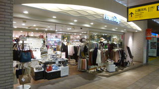 若い女性向けのファッションアイテムが多数。