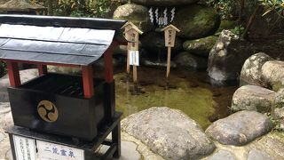 二つの泉を引く池