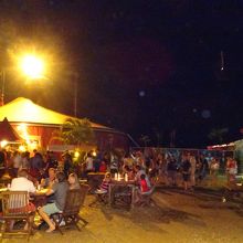 一列に並んで入場