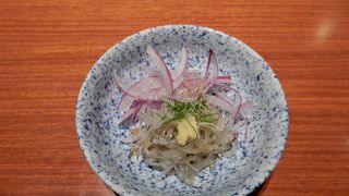 ちょっとしり込みしそうな店構え（高そう！）ですが、リーズナブルで美味しい寿司がいただけます。