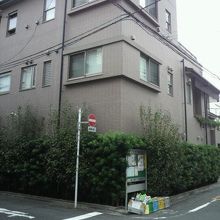 東上野稲荷町の専念寺の建物は、３階建てのタイル張りの建物です