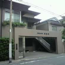 東上野稲荷町の専念寺の入口と２階部分への階段の様子です。