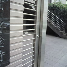 東上野の専念寺の表札と２階への階段が見える入口の様子です。