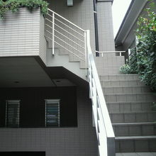 東上野の稲荷町の専念寺の入口と２階への階段の様子です。