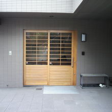 東上野稲荷町の専念寺の広い入口を入ると、さらに入口があります