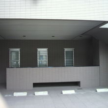 東上野稲荷町の専念寺の入口の奥には、広いスペースがあります。