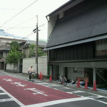 浄土真宗の３寺院が並んでいる通りです。真照寺、浄正寺、専念寺