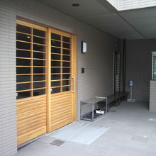 東上野稲荷町の専念寺の入口を斜め右側から見ている写真です。