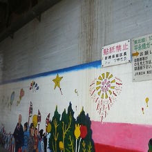 無骨なガード下がちょっとだけ華やかな雰囲気でした。