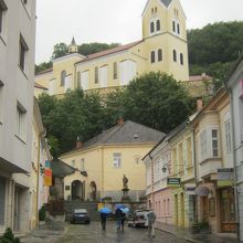 教会の手前に城への登り口があります。