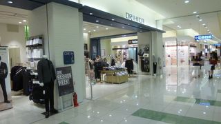 値ごろ感のあるスーツなどを豊富に扱う紳士服専門店。