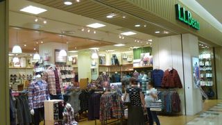 アウトドアの範疇にとどまらず、カジュアルシーン対応の商品も豊富です。