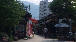 小腹を満たしてくれる通りです。