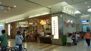 焼きたてパンの香ばしい香りに誘われて。