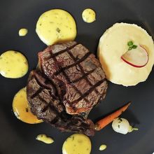 肉はアンガス牛