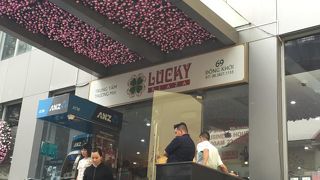 お土産屋さんが軒を連ねる