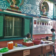 お供え物を売るブース