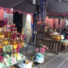 外にもお供え販売コーナーあり