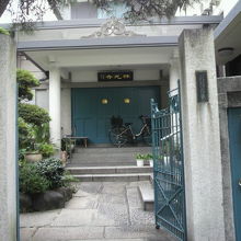 左衛門橋通りから見た林光寺の門です。奥に林光寺本堂が見えます