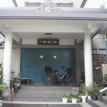 林光寺の本堂の入口です。中央の淡青色の扉が鮮やかに見えます。