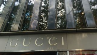 晴海通り沿いのグッチ