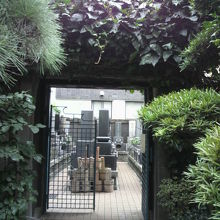 林光寺の境内の横には、林光寺の墓地地域への入口があります。