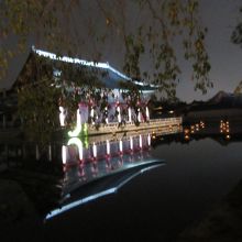 光を受けた建物が池に映り込んで綺麗でした。