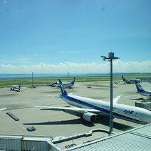 ANAの飛行機がたくさん駐機していました。