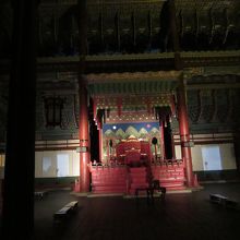 玉座。勤政殿内部は夜間よりも昼間の方が観易い気がします。