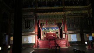 玉座がある正殿