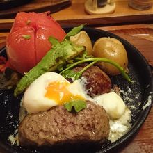 温泉卵と丸ごとトマト焼きをトッピングもしました。