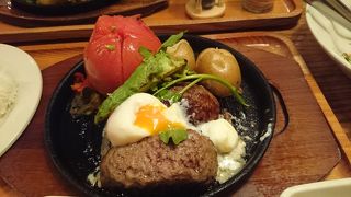 爆弾・大俵ハンバーグみたいなハンバーグが食べられるトッピングもヘルシーでボリューム有り。