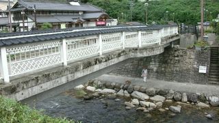 レトロなデザインの橋
