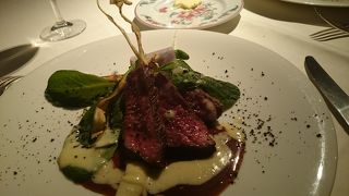 横浜駅前のスカイビルにあるレストラン。29階からの夜景を見ながらのディナー最高。料理も飛騨牛などで出て大変お得感有り。