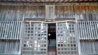 男坂の垂直階段が良く見えます