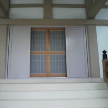 長善寺の本堂の正面です。白い壁と白い階段と木材が印象的です。