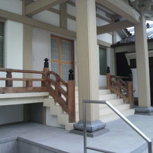 長善寺の本堂の側面です。手すりが雰囲気を醸し出しています。