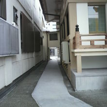 長善寺の本堂の横には、墓地区画へ通ずる細い小路があります。