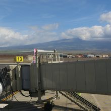 マウイ島カフルイ空港、うしろはハレアカラ山