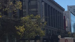 高級デパートのアウトレット店！