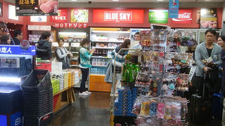 サテライトで搭乗前の最後の買い物に便利