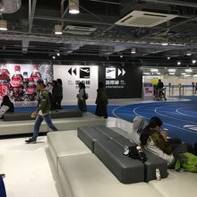 手荷物検査場手前の左は国内線、右は国際線の分岐点です。