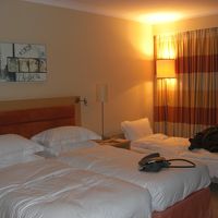 ベットの向かい側も広くデスクとテレビがありゆったりしてる。