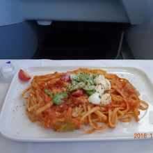 メインはパスタ。なぜかやたらと鶏の何とかを勧められたが