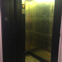 金色のエレベーター